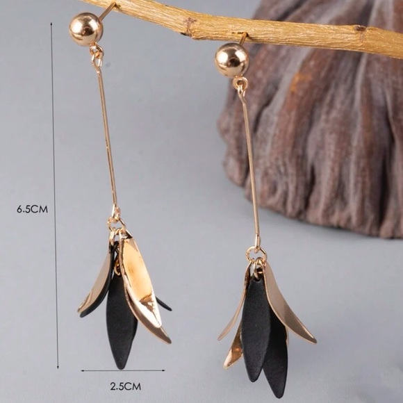 Drop Earrings 🖤 - Picture 3 of 4